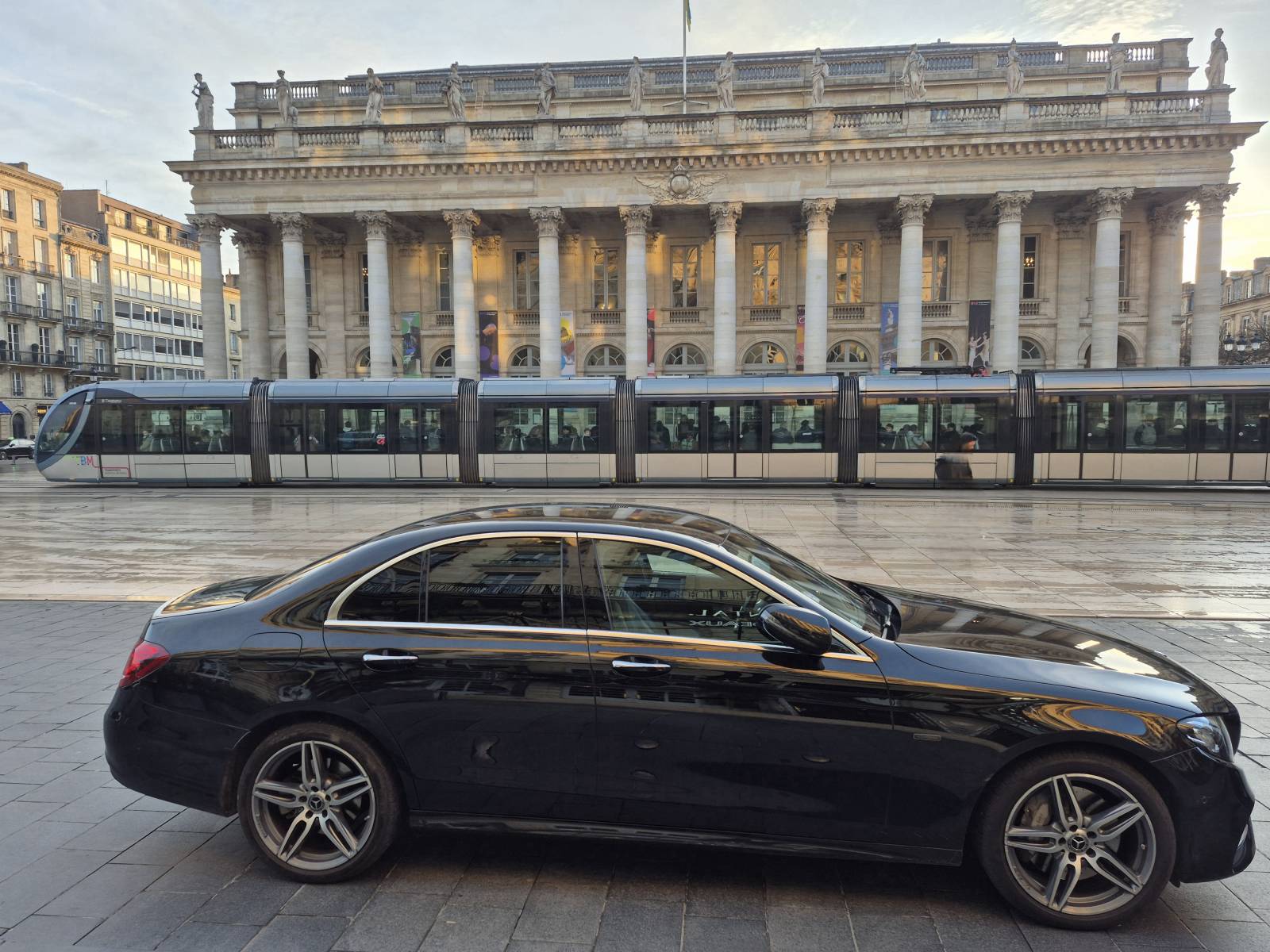 Transfert chauffeur privé vtc alternatif au taxi au départ du Piraillan vers  Bordeaux