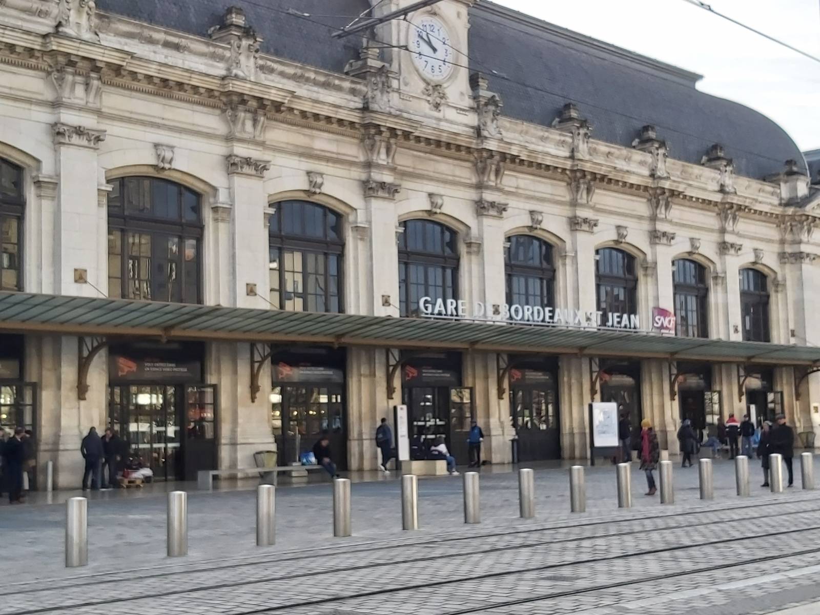 Réserver un transport avec Chauffeur privé vtc de l'hôtel de Séze  de ou vers la gare de Bordeaux saint jean ou de l'aéroport
